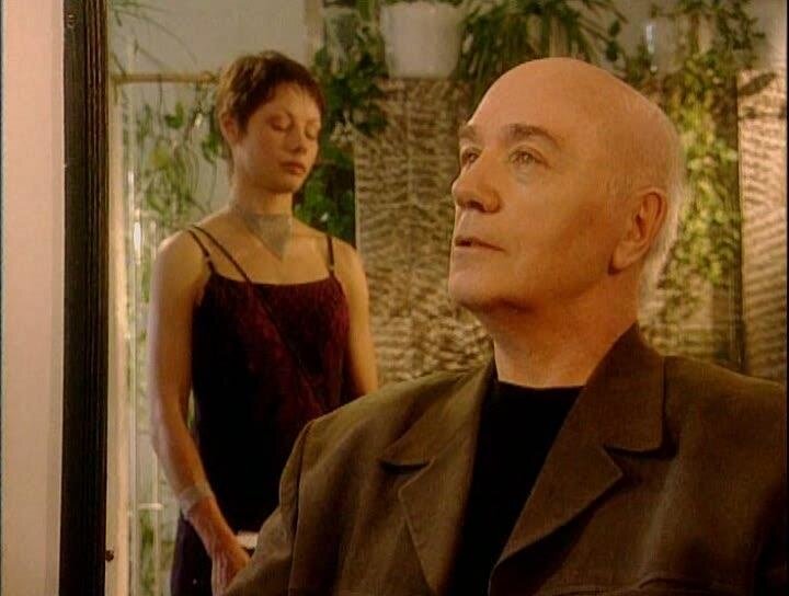 Леонид Куравлев в роли прозаика и резонера. Однако ему из стороннего наблюдателя предстоит стать одним из главных действующих лиц драмы. ...Только он об этом пока ещё не знает.