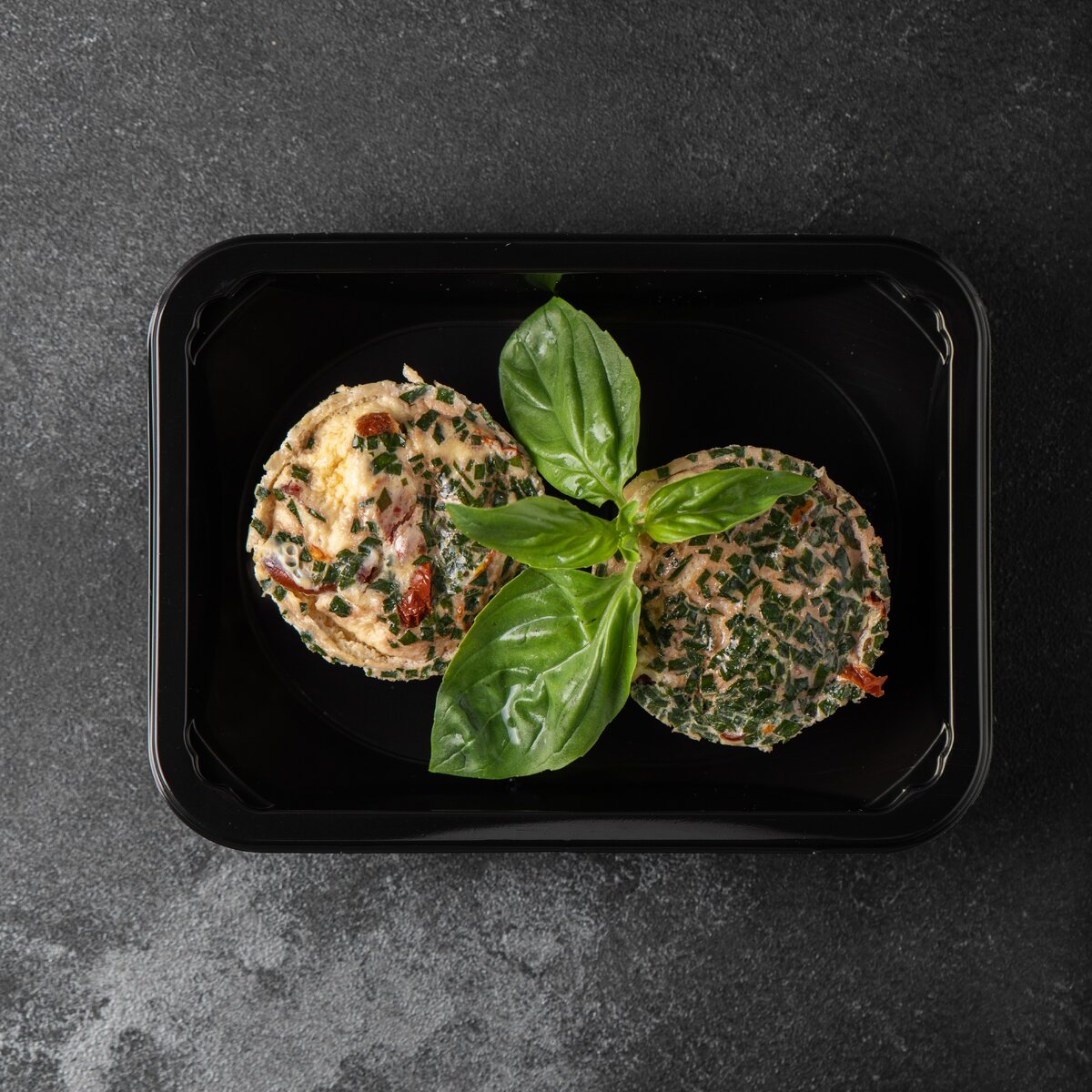 Пример блюда из яиц от Level Kitchen — омлет из индейки с ветчиной, базиликом и вялеными томатами