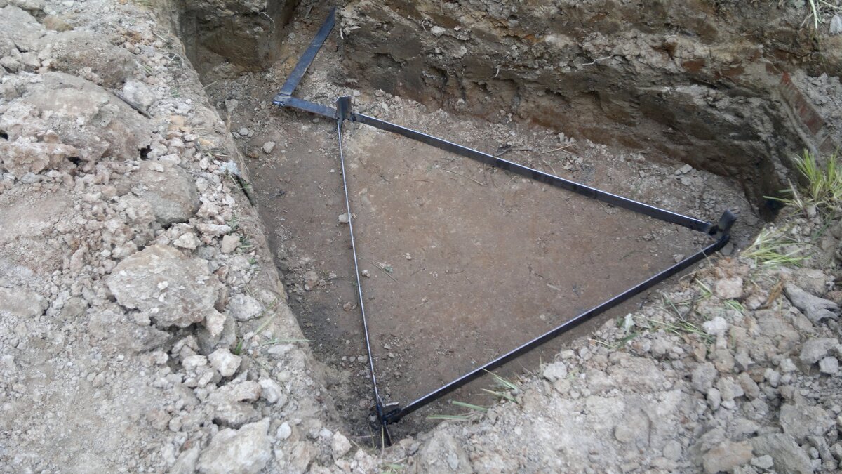 Рисунок 1: Контур заземления в форме равностороннего треугольника