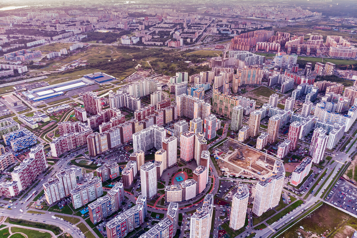 <a href="https://ru.depositphotos.com/category/celebrities.html">Новый жилой район на окраине Санкт-Петербурга. Мбаппе с высоты. - null</a>