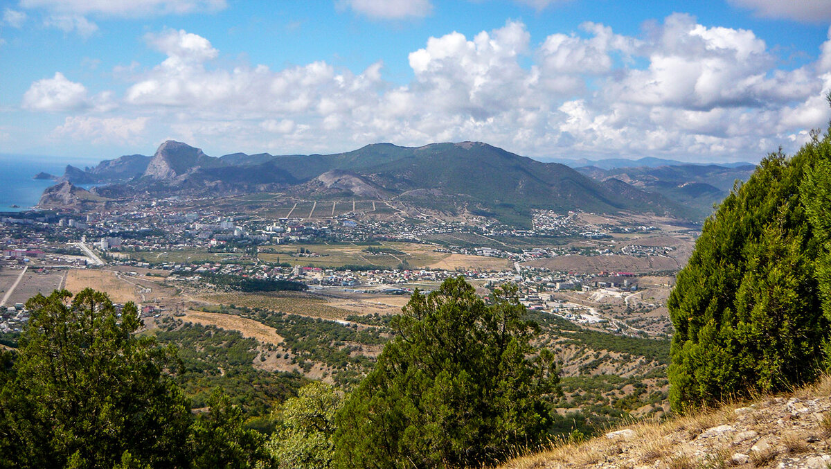 Вид с горы Ай-Георгий на окрестности Судака и на гору Перчем