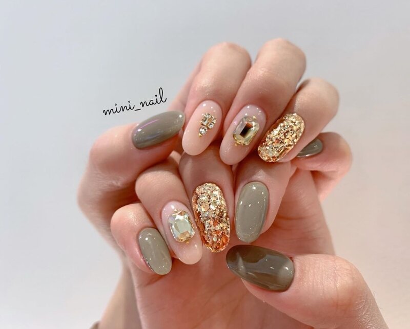 Корейский маникюр с камнями