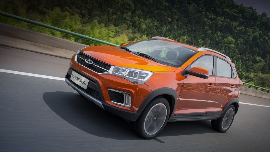 Текущий Tiggo 3x (на фото) дебютировал весной 2016 года в Пекине и с тех пор внешне не менялся. Размеры — 4200×1760×1570 мм, между осей — 2555. Есть два атмосферника 1.5: старый (SQRD4G15B) с «автоматом» выдаёт 106 л.с., 135 Н•м, новый (SQRE4G15C) с вариатором — 116 л.с., 143 Н•м.