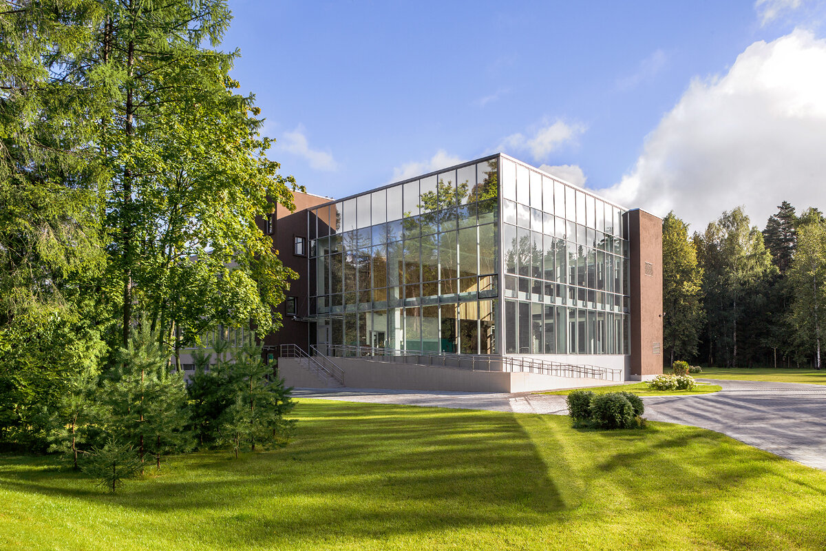 Здание центра здоровья Verba Mayr построено по проекту австрийского архитектурного бюро. Современный и "сдержанный" дизайн  
