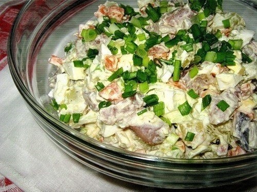 1. Яйца, картофель и морковь отварить, почистить и нарезать. 
2. Селедку почистить от костей и шкурки и также нарезать. 
3. Мелко нарезать лук. 
4. Смешать все ингредиенты, заправить салат майонезом, посолить, поперчить по вкусу.
Быстро и вкусно)) !
Приятного аппетита!