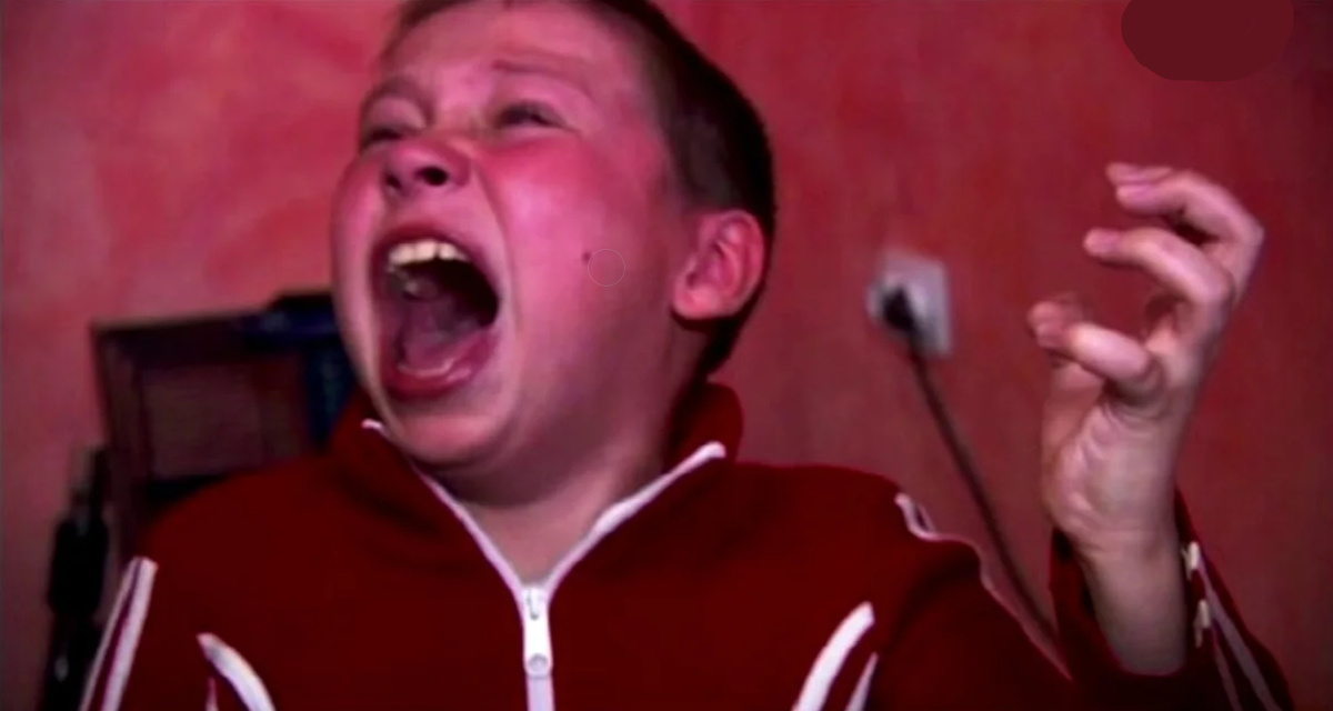 Это кадр из одного ролика по ТВ, где совершенно неадекватный ребенок, потерялся в мире компьютерных игры и начал скидывать свою агрессию и обиду на родителей. Дети прячутся в компьютерные игры, игнорирую реальность. Все это перерастает в психологическую зависимость и болезнь. Фото из гул картинки