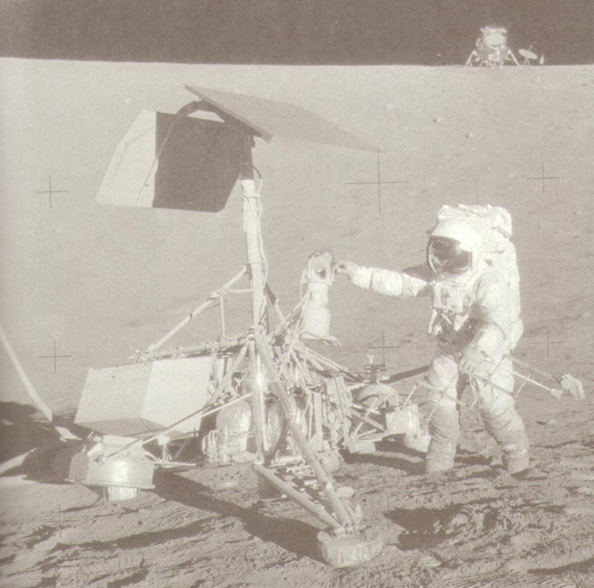 Чарльз Конрад рядом с "Сервейорм-3" простоявшем на луне 2,5 года до того, как буквально в 200 метрах от него совершил посадку лунный модуль "Аполлон-12"