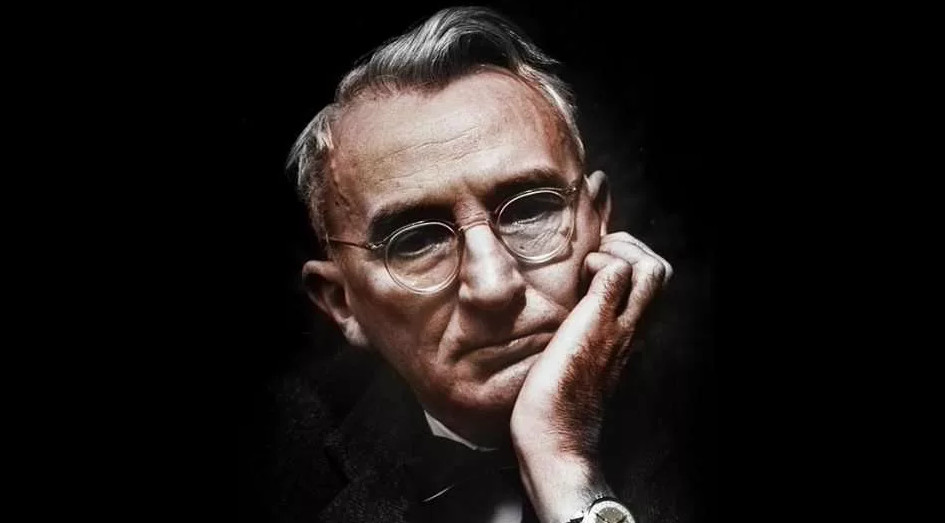 Дейл Карнеги с детсва испытывал трудности в общении с людьми, но благодаря усиленной работе над самим собой, он это преодолел.