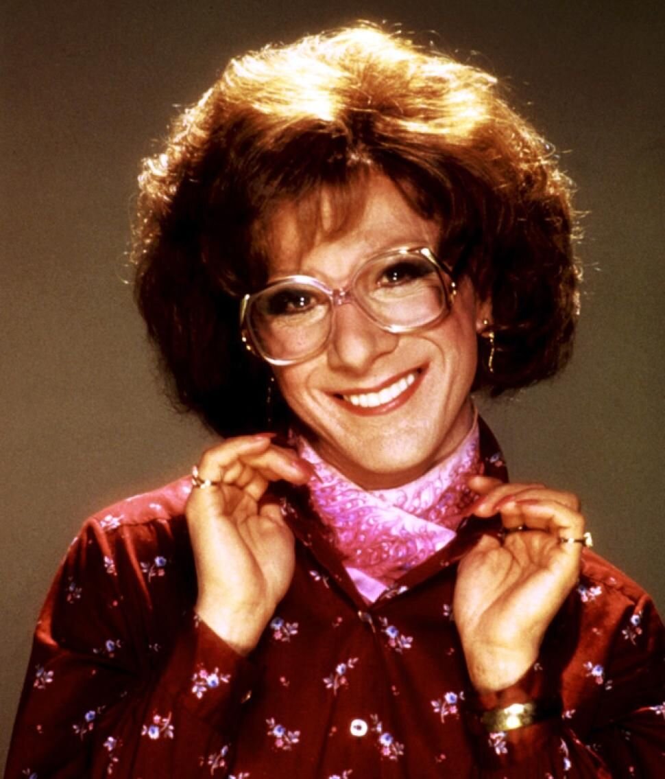 Тутси (Милашка) / Tootsie (1982), режиссёр Сидни Поллак

Неподражаемый Дастин Хоффман готов перевоплотится в женщину ради работы. Очень и очень популярное кино в СССР
