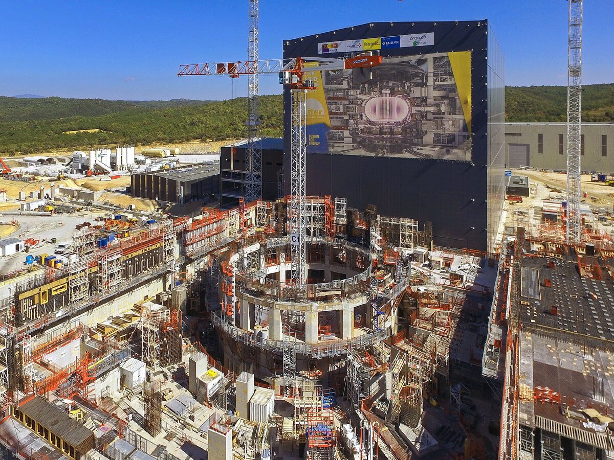 ITER (Международный экспериментальный термоядерный реактор) строят во Франции, при участит 35 стран. Строительство ITER обещают завершить в 2025 году.  (1 из 2)