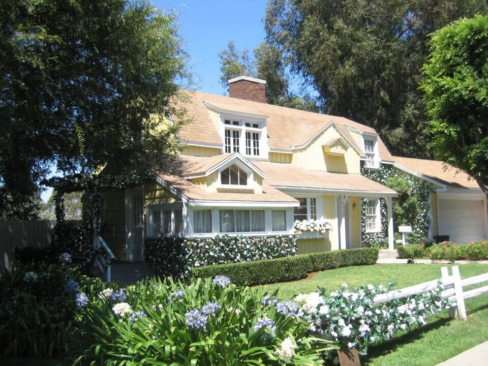 Улица Вистерия Лейн (англ. Wisteria Lane) на которой живут герои американского сериала «Отчаянные домохозяйки». Дом Сьюзан Майер. Фото открытых источников