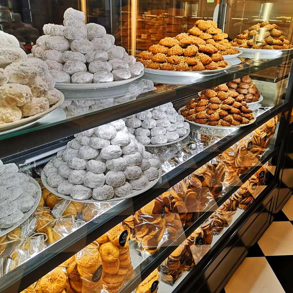 Греческие рождественские печенья курабьЕдес (белые в сахароной пудре) и меломакАрона (коричневые в сиропе".