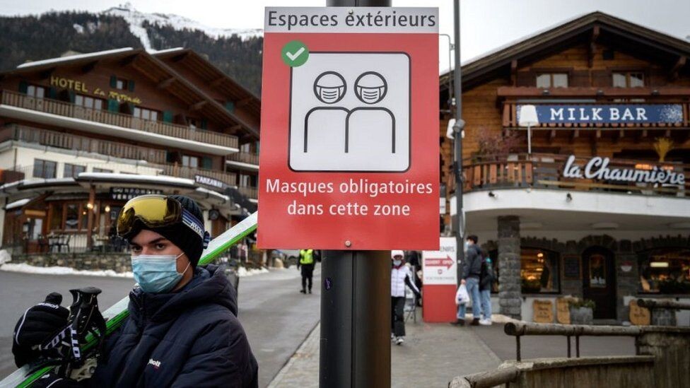 В Вербье есть много знаков, предупреждающих людей соблюдать правила Covid