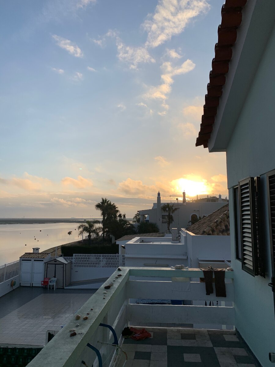 Патио хостела на рассвете