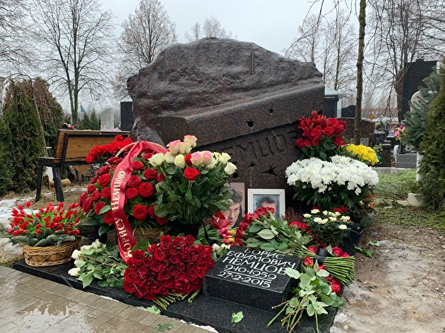 Могила сергея колесникова на троекуровском кладбище фото Могилы знаменитостей. Некрополи Москвы. Троекуровское кладбище. Войнович Владими