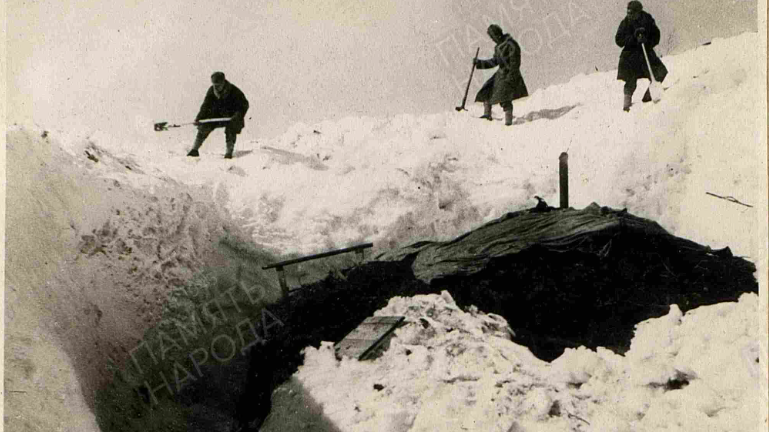 Бойцы 35-го Гв. СП откапывают ротный КП после ночного снегопада . Май (!) 1944 года.