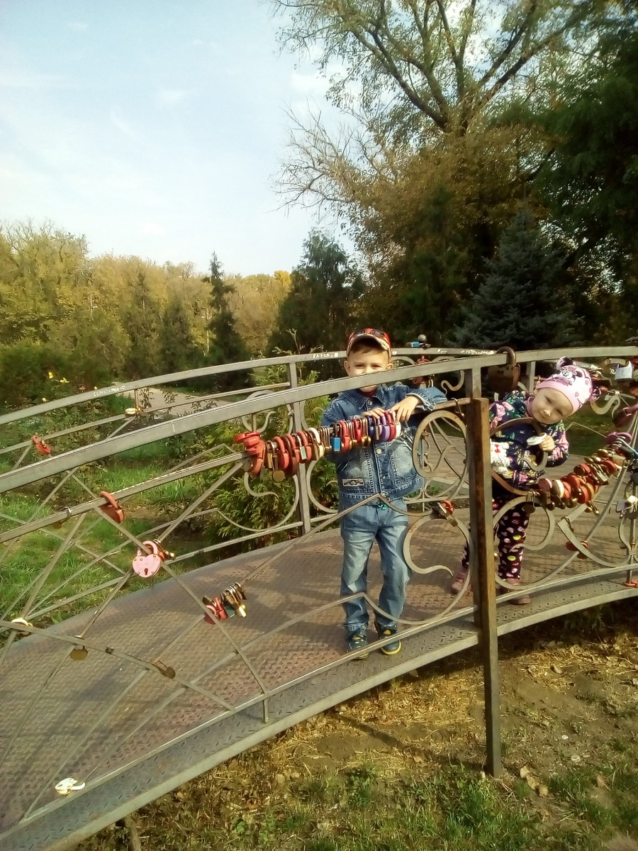 Прохор .2017г на мостике с замочками в виде сердца возле ЗАГСа