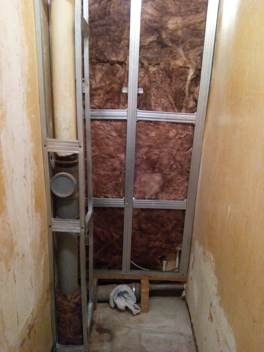 Разобрал пластиковые панели в ванной \"сталинки\", а там все в ржавчине ...