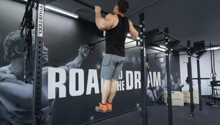 Кадр из видео на YouTube: Как Подтянуться 20 Раз за Подход (СДЕЛАЙ ЭТО!)