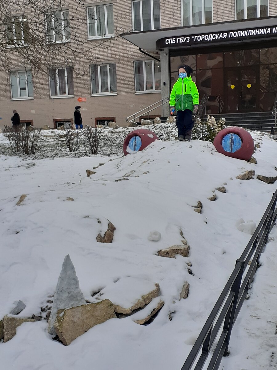 Это мальчик и крокодил. У одной из поликлиник.