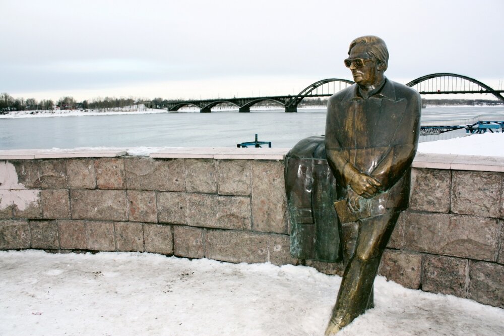 Памятник на левом берегу. Памятник льву Ошанину в Рыбинске. Ошанин Лев Рыбинск. Ошанин памятник в Рыбинске. Лев Ошанин памятник в Рыбинске.