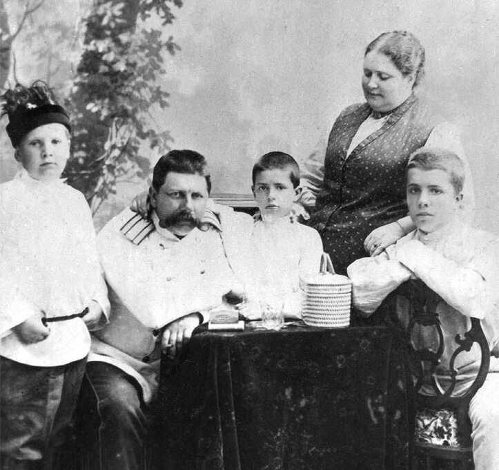 Семья Дягилевых, 1880-е. Слева направо: Валентин, Павел Павлович, Юрий, Елена, Сергей