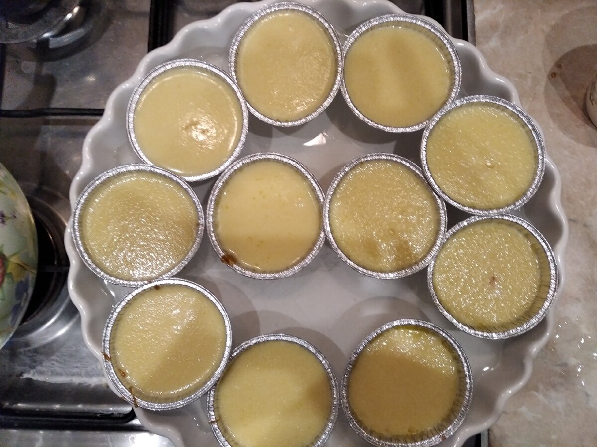 Наливаем карамель на дно формочек. Затем заливаем смесь. В поддон наливаем воду