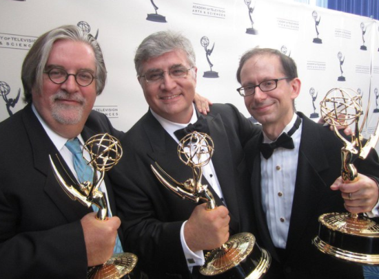 Мэтт Гроенинг (слева) со статуэткой "Эмми" в руках. Что примечательно, эта Эмми за Футураму :) 2012 год