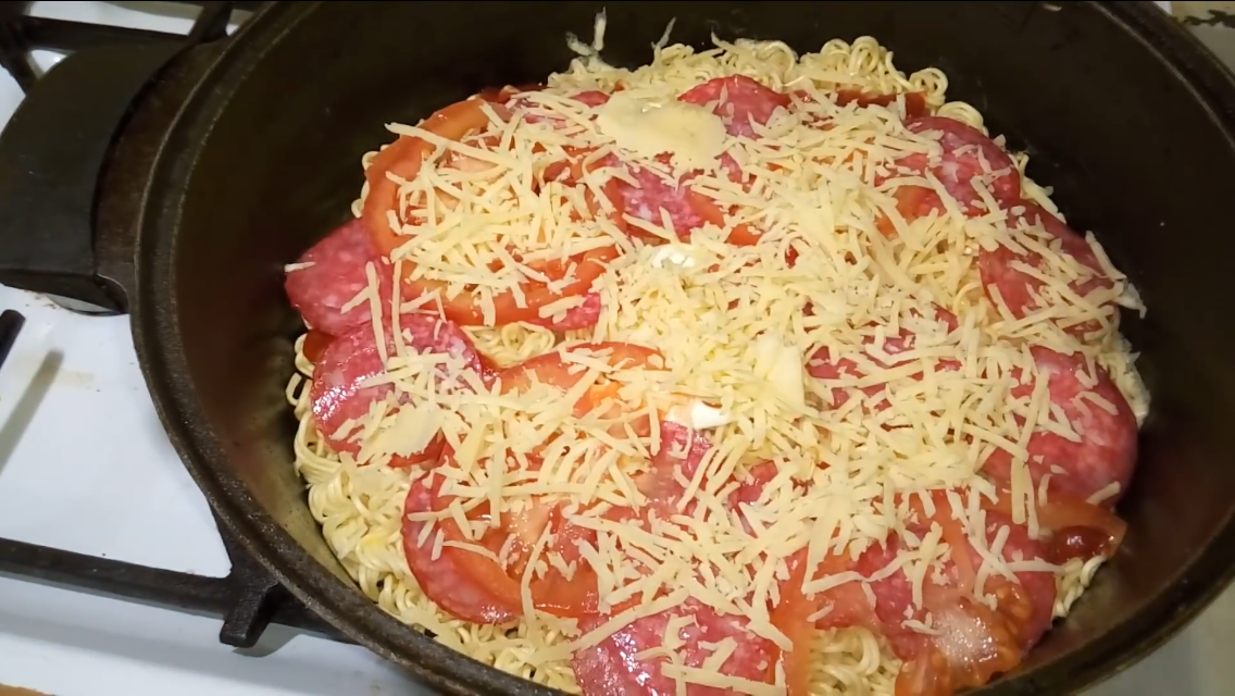 Пицца из лапши быстрого приготовления на сковороде. Пицца из лапши быстрого приготовления на сковороде. Пицца из лапши быстрого приготовления. Пицца из доширака на сковороде рецепт с фото. Лапша бп.