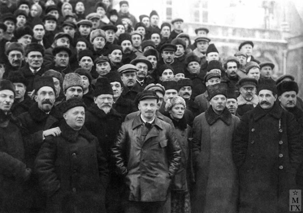 Делегаты XV съезда. Найдите  на снимке Сталина. В первом ряду не ищите