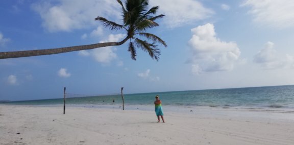 С пляжа Падже можно спокойно дойти пешком до пляжа Джамбиани (берите с собой деньги, по пути есть кафе или потратите на то, чтобы назад вас довезли на мотоцикле (на мотоцикле вдоль океана!)