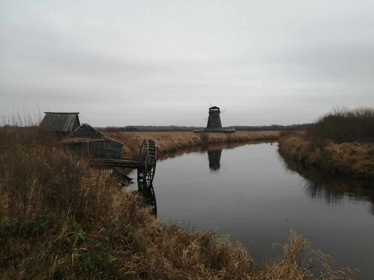 Вид на мельницу из самой деревушки