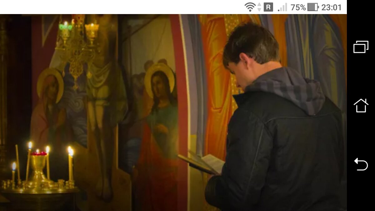 фото Чтение молитвы возле иконы святого - место силы Церковь