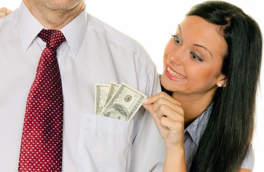 Безработной жене всегда приходится клянчить деньги у мужа