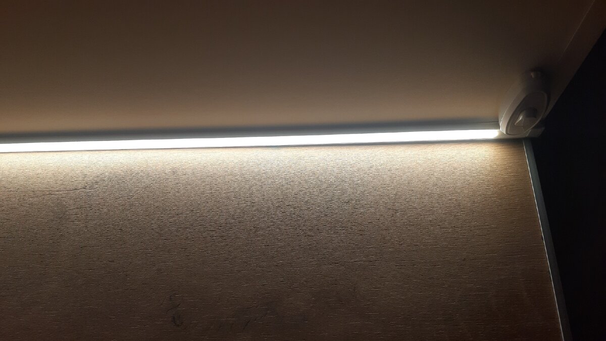 Выключатель расположен у входа на кухню