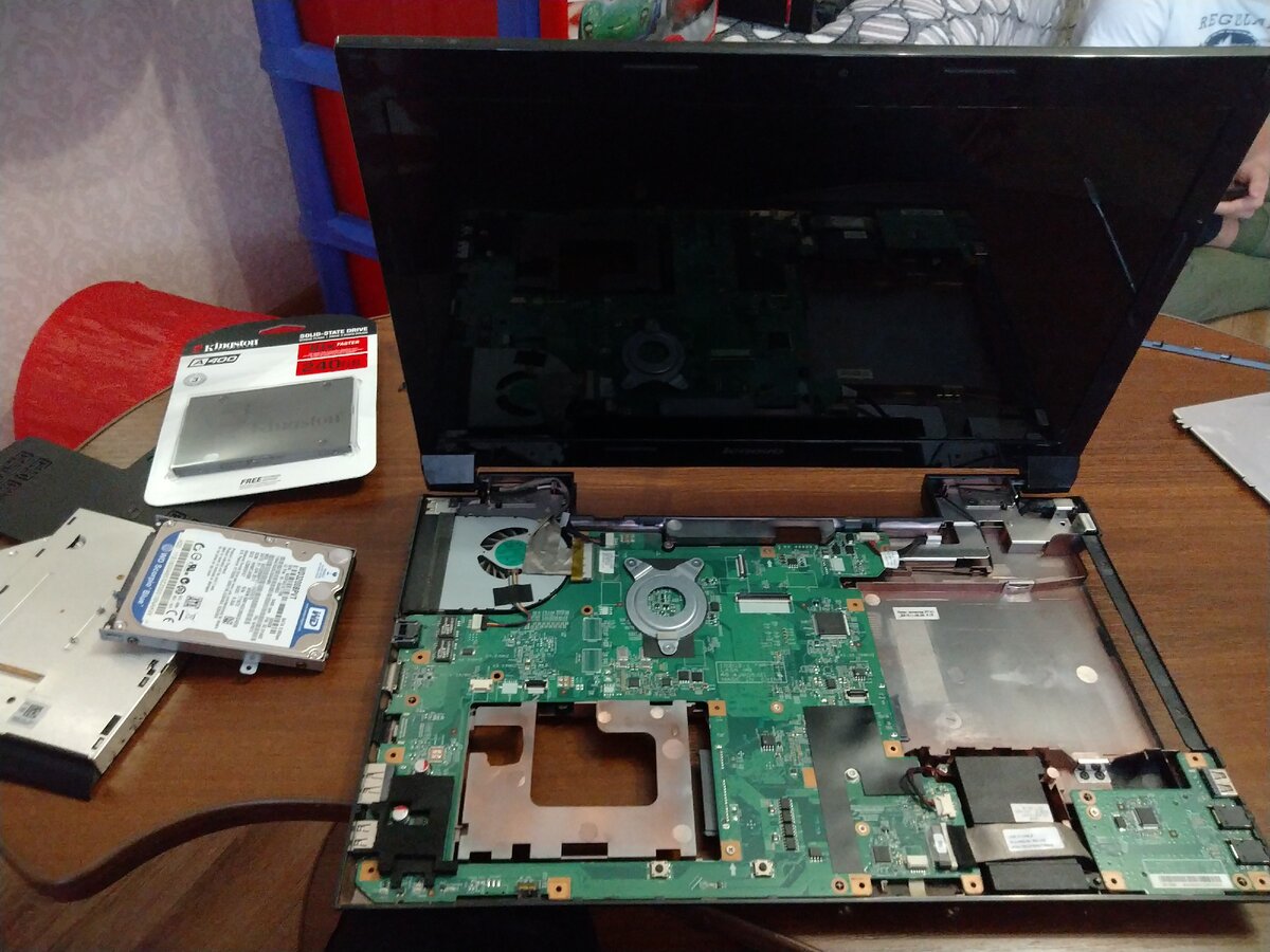 Обычный медленный жесткий диск WD (слева, по центру), скоростной SSD 240 гб Kingston (слева, сверху)