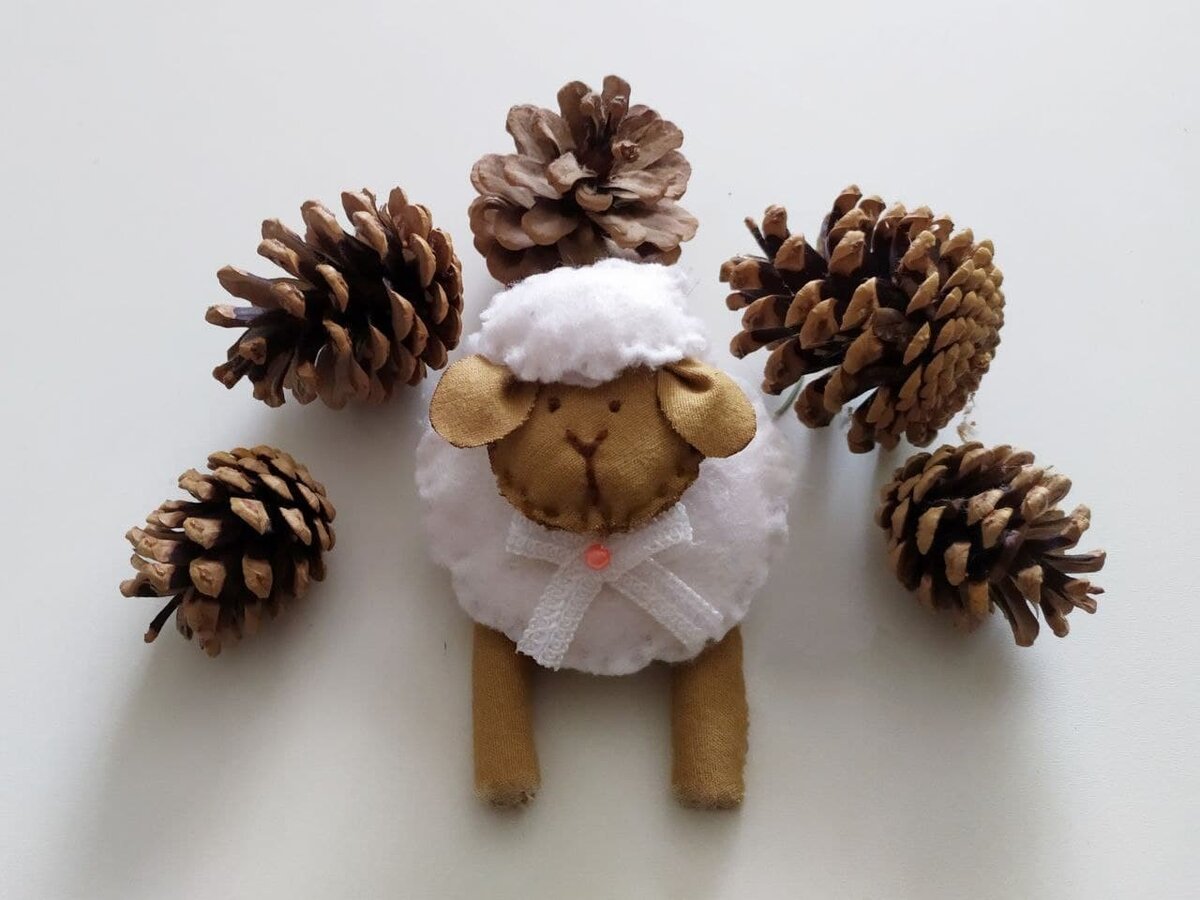 С самодельной овечкой  дети играются даже больше, чем с дорогими магазинными игрушками