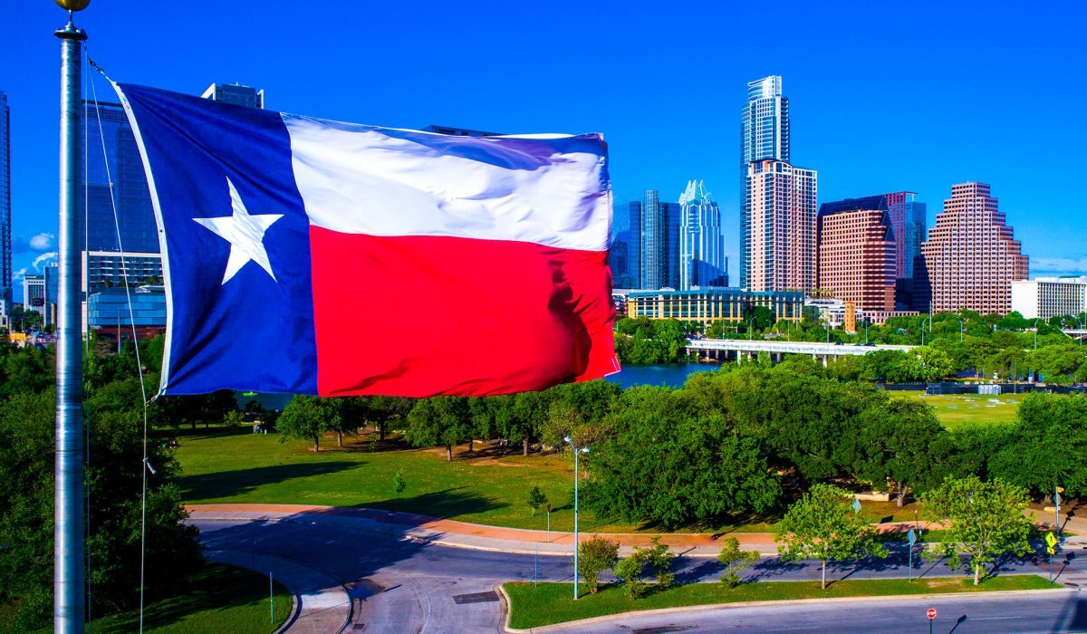 Государственный флаг Техаса в Остине (RoschetzkyIstockPhoto/Getty Images) .