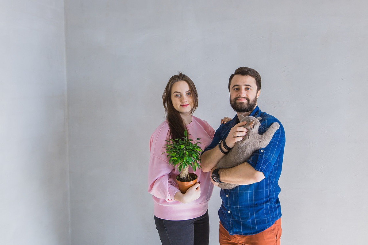 Катя и Игорь, жильцы дома На Карельцева получили ключи от квартиры с предчистовой отделкой. 