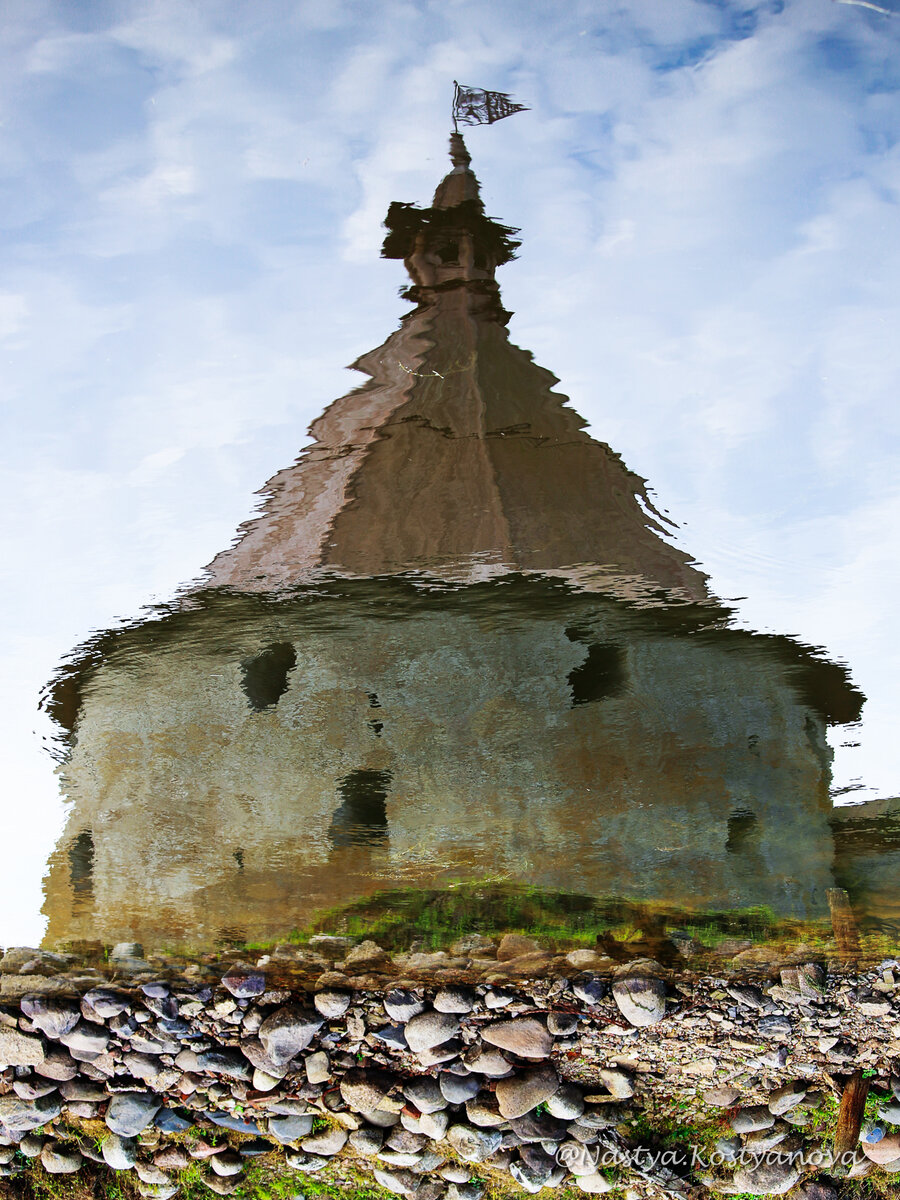 Головина башня (XVI век) в отражении озера