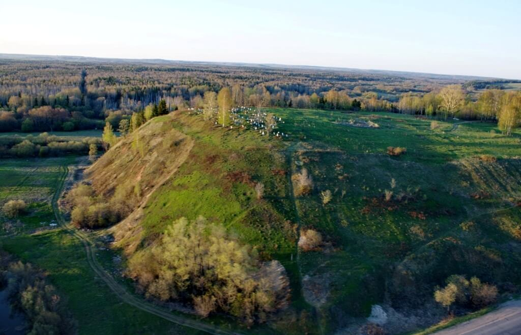 Городище точна. Городище Иднакар Удмуртия. Городище Иднакар Глазов. Гора Солдырь Глазов. Гора Иднакар Глазов.