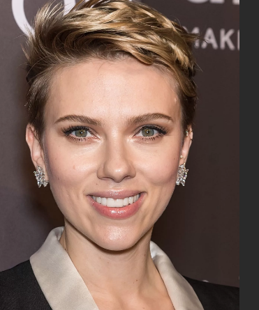 Светлая теплая кожа Скарлетт дружит с оттенком помады