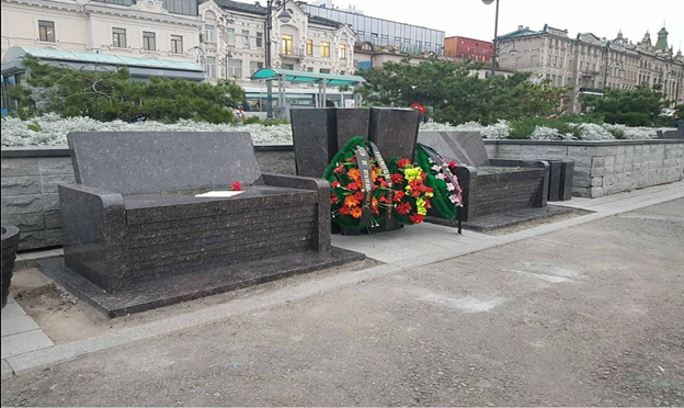 Готические лавочки во Владивостоке.