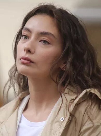 Неслихан Атагюль в сериале "Дочь посла"
