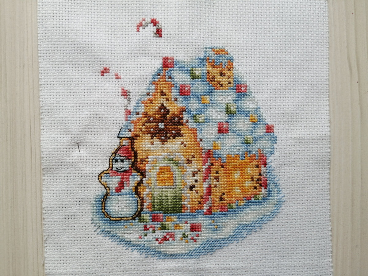 Фото автора статьи. "Пряничный домик со снеговиком" sa-stitch.com