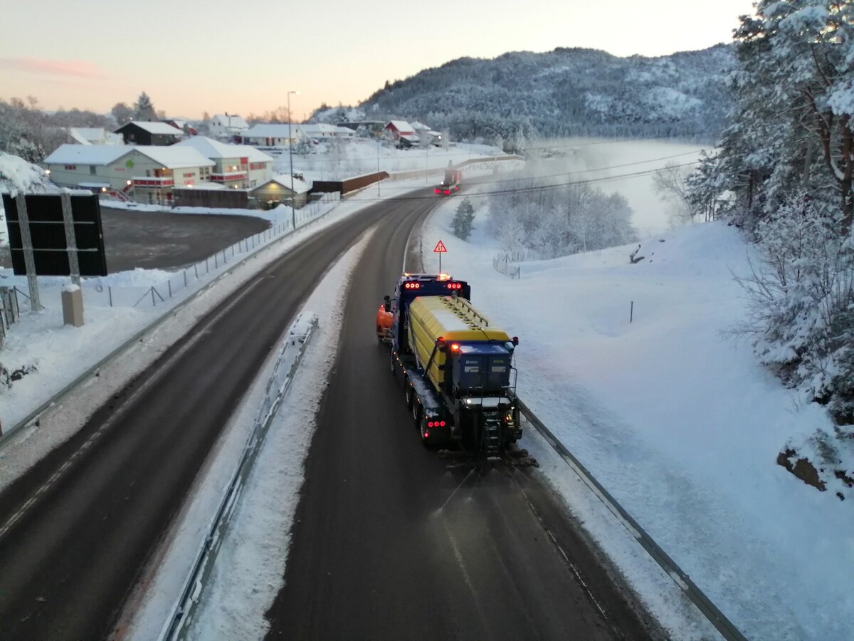 Полотно дороги обрабатывают различными соляными растворами. Фото автора.