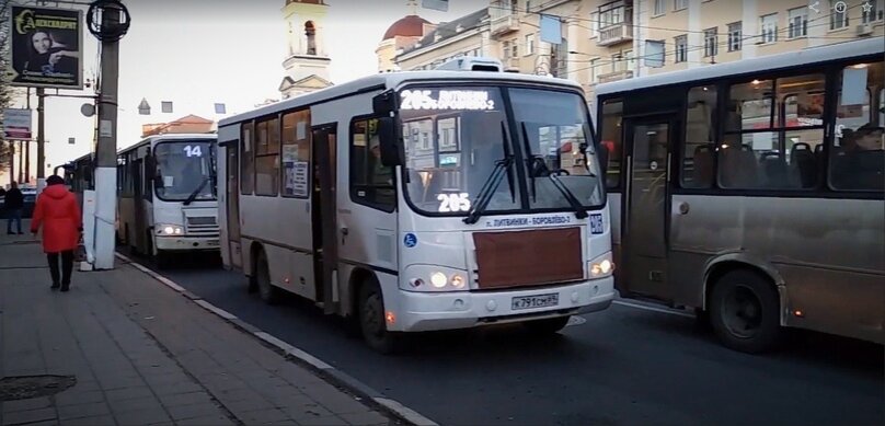 Очередь из грязных маршруток — обычная картина в Твери до реформы