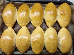   ПОШАГОВОЕ ПРИГОТОВЛЕНИЕ

ШАГ 1:
В глубокую миску дважды просейте пшеничную муку высшего сорта.
ШАГ 2:
Добавьте соль для усиления вкуса теста и сухие дрожжи. Дрожжи нужны проверенные, с хорошим сроком годности, чтобы не испортить тесто. Если вы сомневаетесь в их работоспособности, лучше приготовьте опару.
ШАГ 3:
Добавьте сахар-песок. Без него тесто получится пресным.
ШАГ 4:
Добавьте подсолнечное масло.
ШАГ 5:
И налейте в миску теплую фильтрованную воду. Рука должна ощущать температуру как приятно тёплую, но не горячую, чтобы дрожжи не погибли.
ШАГ 6:
Вымешивайте тесто сначала ложкой, а затем руками, пока оно не перестанет сильно липнуть к рукам. Это произойдет примерно через 15-20 минут вымешивания. Затем накройте тесто полотенцем и уберите для подхода в теплое место на час.
ШАГ 7:
В это время можно заняться начинкой. С капусты снимите верхнюю пару-тройку листьев. Часто они увядшие и совершенно неприглядные. Нашинкуйте овощ как можно мельче. Знаю хозяек, которые умудряются натереть белокочанную капусту на крупной терке для того, чтобы начинка в пирожках была максимально однородной.
ШАГ 8:
Репчатый лук очистите и так же мелко нашинкуйте.
ШАГ 9:
Оба овоща переложите в сковороду с антипригарным покрытием с разогретым сливочным маслом и на среднем огне потушите до мягкости, не накрывая крышкой. На это нужно около пятнадцати минут. Мы пытаемся добиться испарения лишней влаги из капусты.
ШАГ 10:
В самом конце добавьте соль и чуточку сахара. Эта небольшая хитрость сделает начинку более интересной по вкусу. Обязательно попробуйте начинку, чтобы понять, хороша ли она на ваш вкус. Остудите начинку. В детстве я обожала есть капусту в начинку для пирожков прямо ложкой. Она, действительно, очень хороша :)
ШАГ 11:
По истечении часа тесто хорошо подойдёт. Обомните его руками и снова поставьте подходить ещё на двадцать минут.
ШАГ 12:
Стол припылите мукой, тесто выньте из миски. И, отрезая от теста примерно одинаковые кусочки (у меня по 70 гр.), раскатывайте их в круги толщиной примерно в полсантиметра. От того, какие кусочки вы будете отрезать, зависит и размер самих пирожков. В центр теста выложите столовую ложку начинки.
ШАГ 13:
Плотно защипите края теста, приведя их кверху, и соединив между собой.
ШАГ 14:
Выкладывайте пирожки на противень, застеленный пергаментом для выпечки, швом вниз! Расстояние между пирожками сделайте побольше, чем у меня на фото. Мои пирожки в итоге слегка соприкасались бочками.
ШАГ 15:
Смажьте пирожки желтком и оставьте отдохнуть на десять-пятнадцать минут. За это время разогрейте духовку до ста восьмидесяти градусов.
ШАГ 16:
Выпекайте пирожки в течение примерно получаса. Ориентируйтесь на свою духовку: пирожки должны хорошо зарумянится сверху и не пригореть снизу.