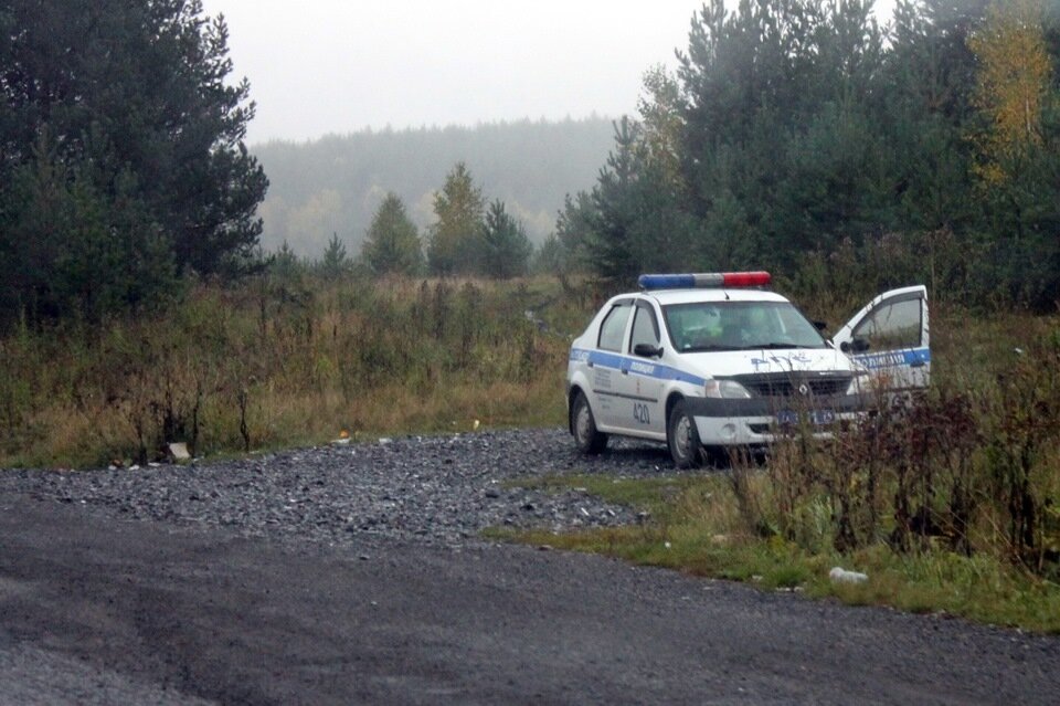 Если верить Административному регламенту ГИБДД, патрульный автомобиль должен быть размещен так, чтобы его отчетливо видели участники дорожного движения. Эту машину спрятали профессионально.