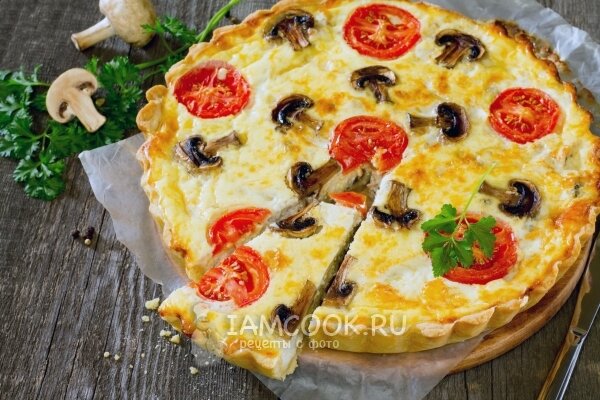 Для теста соединяем сливочное масло, яйцо и муку. Для начинки обжариваем курицу и делаем заливку из сметаны, яиц и сыра. Тесто распределяем по форму, выкладываем курицу, заливаем заливкой и запекаем в духовке. Все просто! :)